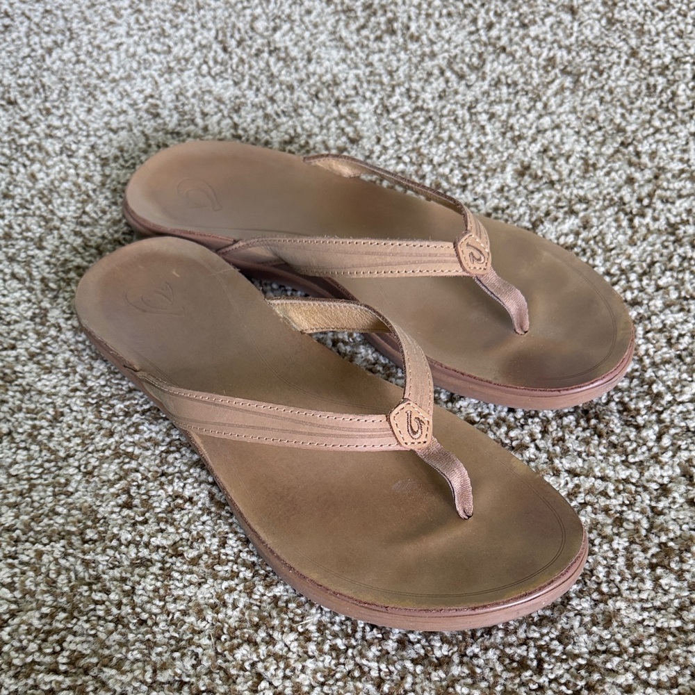 Olukai Women's Tan Leather Flip Flops
